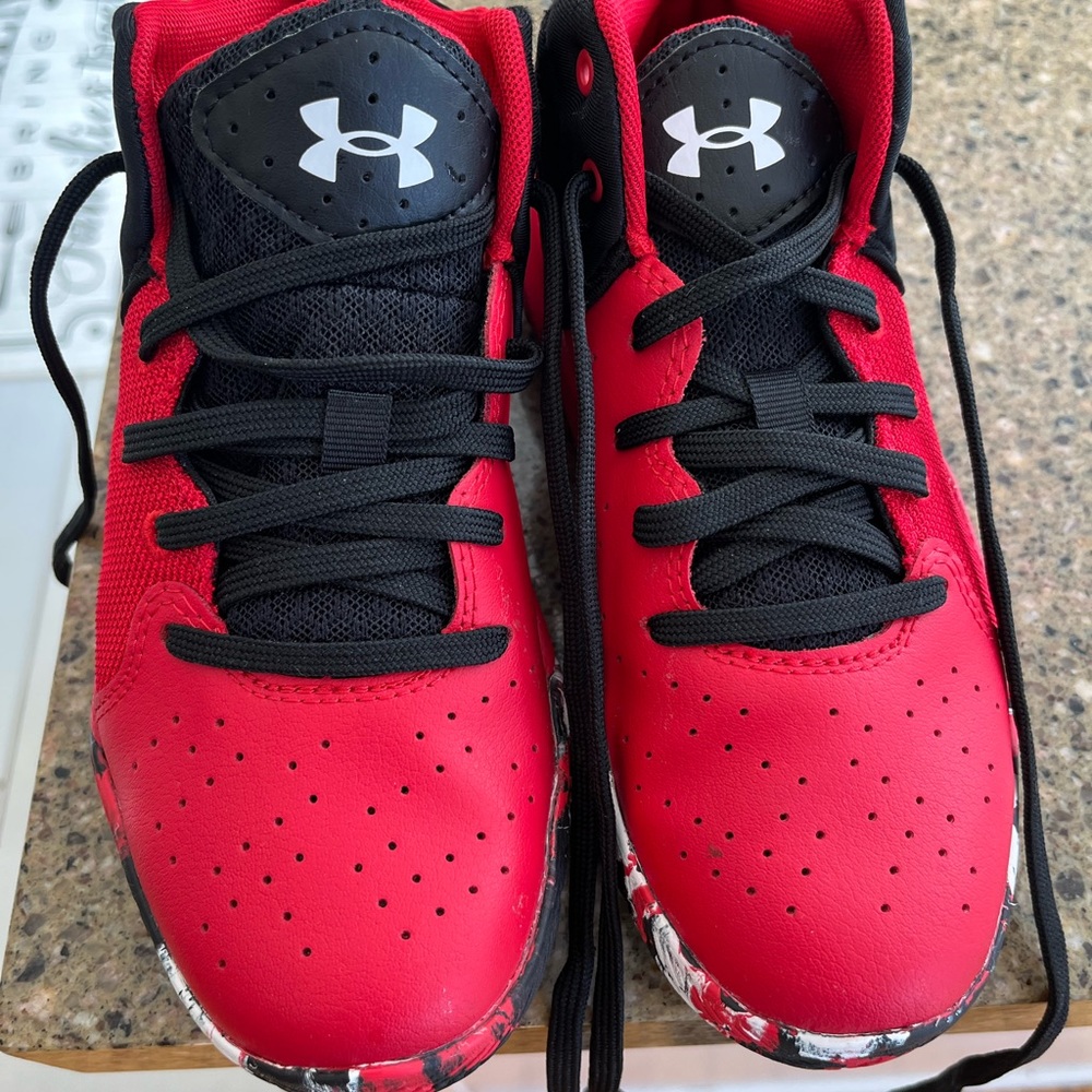 🔥 🔥 BRAND NEW Never worn kids UNDER ARMOUR basketball/sneakers!